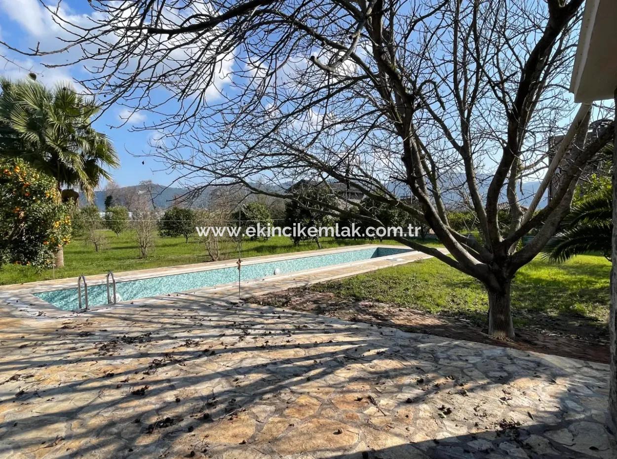 Einstöckiges Haus Zum Verkauf Auf Einem Grundstück Von 2882 M2 In Eskiköy