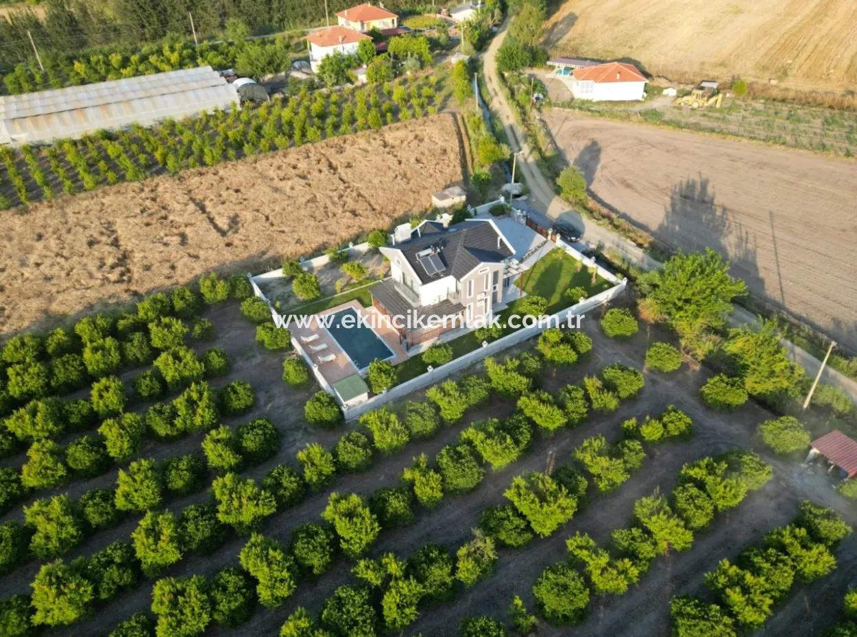 Eskiköy'de 14.136 M2 Tarla İçerisinde 4+1 Satılık Villa