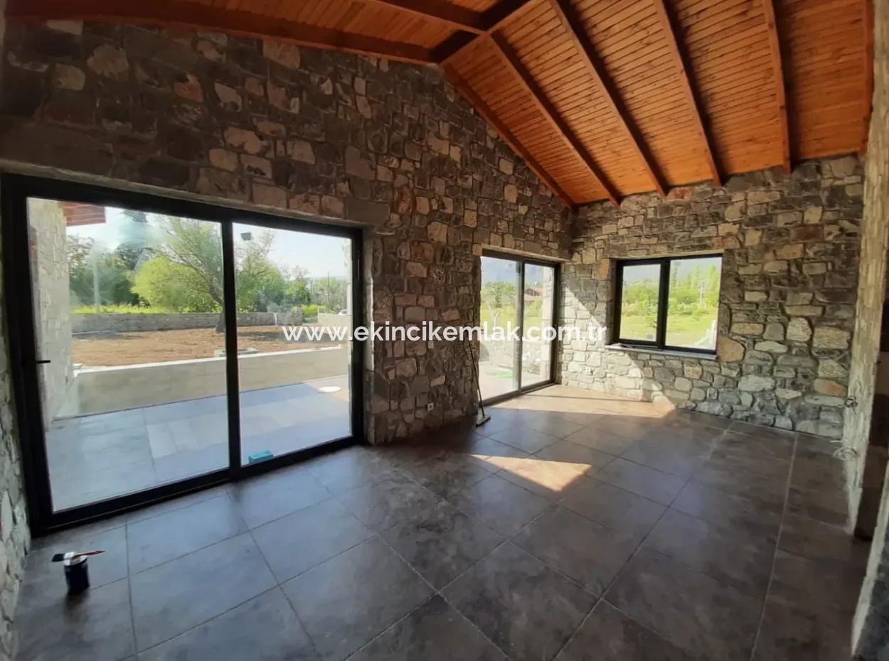 Zeytinalanında 930M2 Arsa İçinde 3+1 Satılık Taş Ev